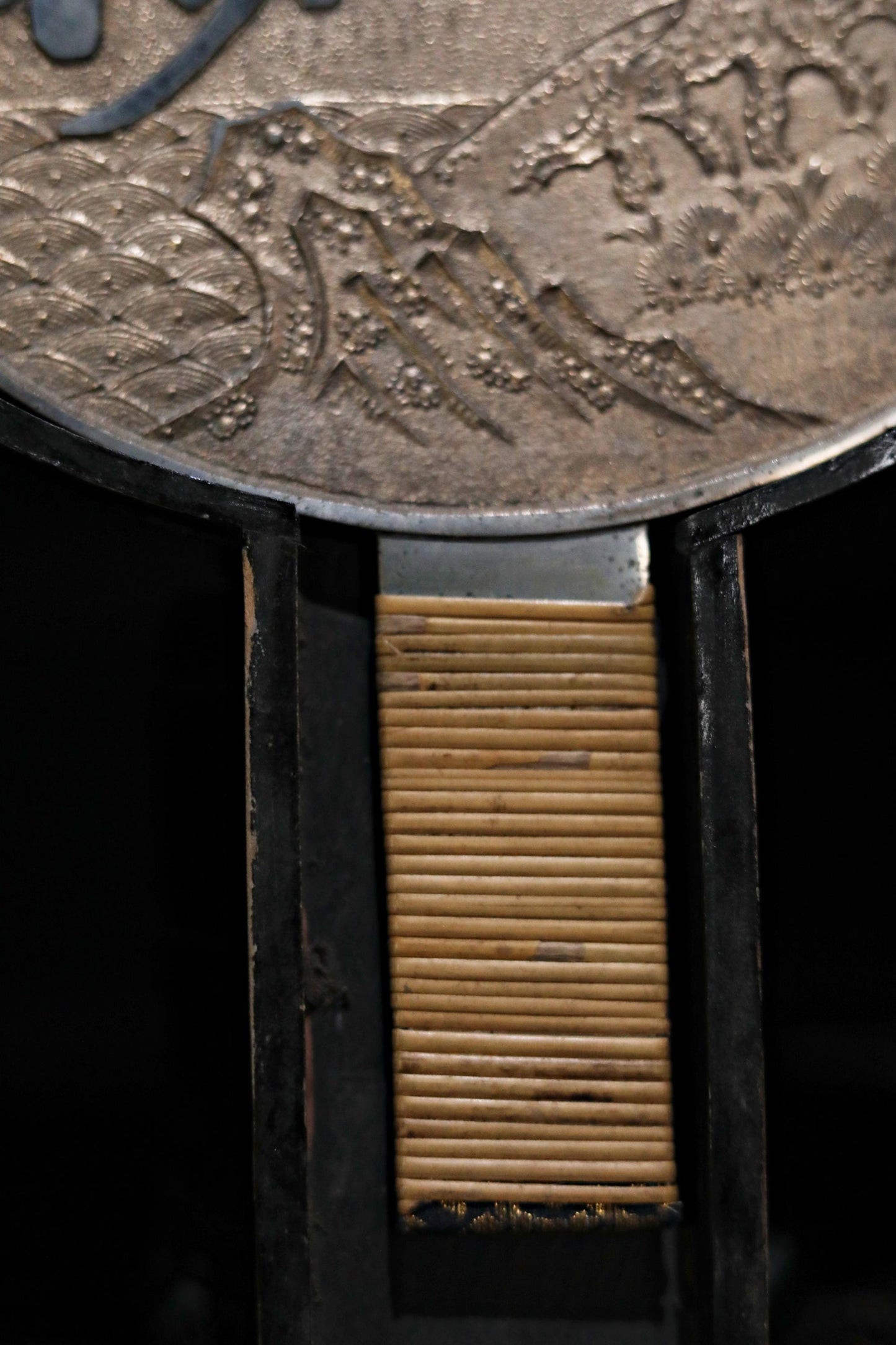 FINE! Japanese antique bronze mirror Kagami with relief of old pine Kanji with wooden case Geisha accessory SAMURAI 1800s H12.7in/H32.3cm