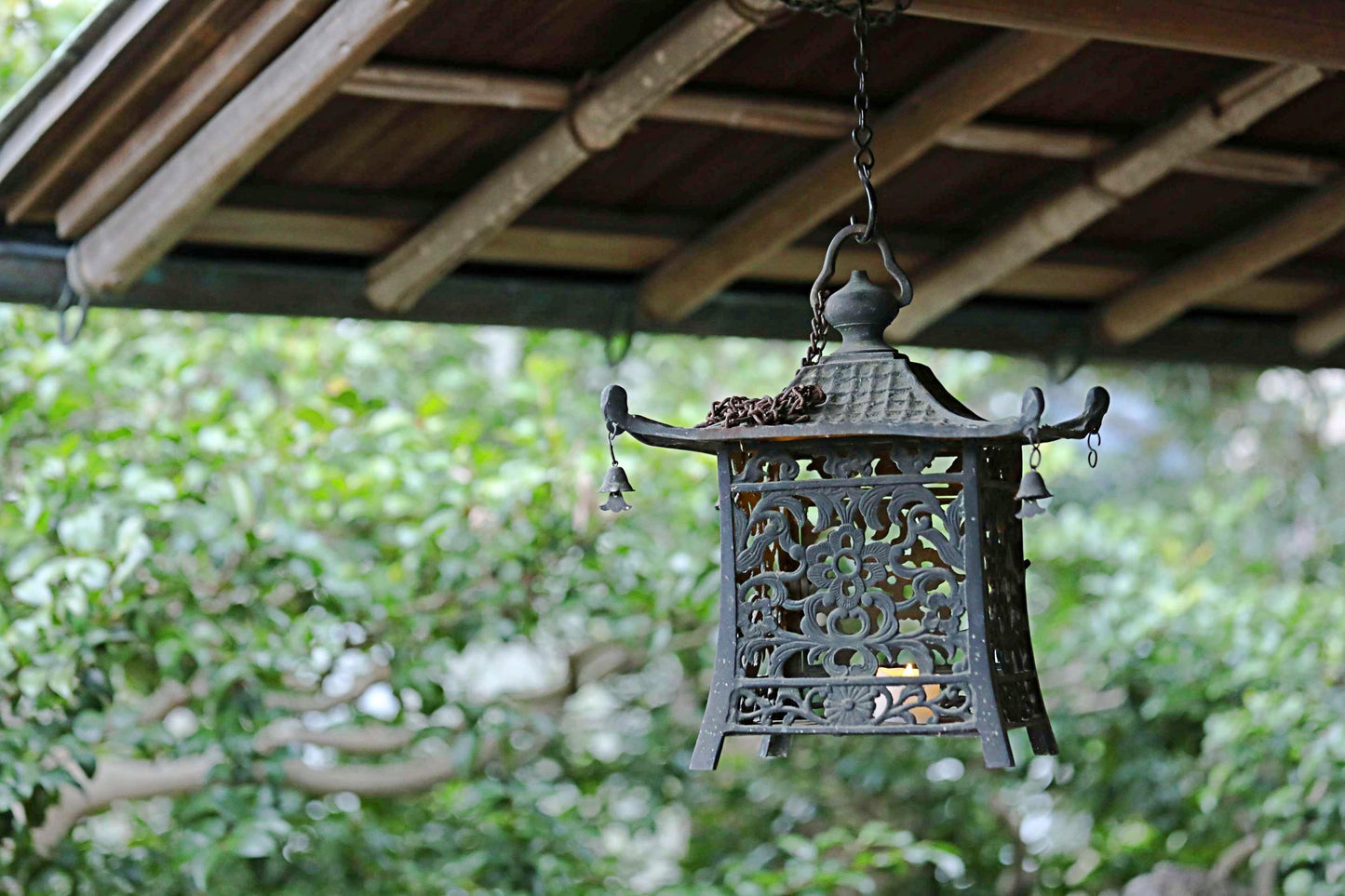 FINE! Japanese vintage bronze Lantern, garden lamp, Hanging Lantern Tsuridoro with chain bells and arabesque open work H10.8in/H27.5cm