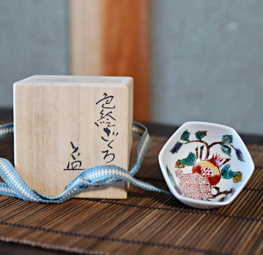 FINE! Japanese 九谷 kutani ware Sake Cup with flowers pomegranate porcelain cup beautiful hand painting sign wooden box For GIFT 2.4in/6cm