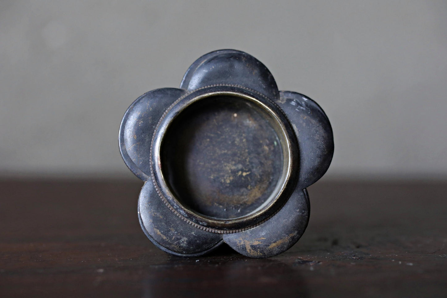 Japan antique bronze metal furniture small FUSUMA sliding door black handle flower shape HIKITE 1900s Japanese interior H1.5×1.7in/3.8×4.2cm