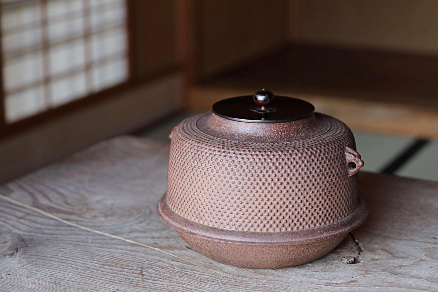FINE! Japanese cast iron kettle For Tea ceremony with a copper lid, "Shinnari-gama" signed Famous Kettle Master Box 1970s W10in/W25.5cm