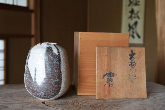 Fine Japanese vintage old hand made ceramic jar flower vase Shino ware White brown gradation Kanji signed 博民 with wood box H7.5in/H19cm
