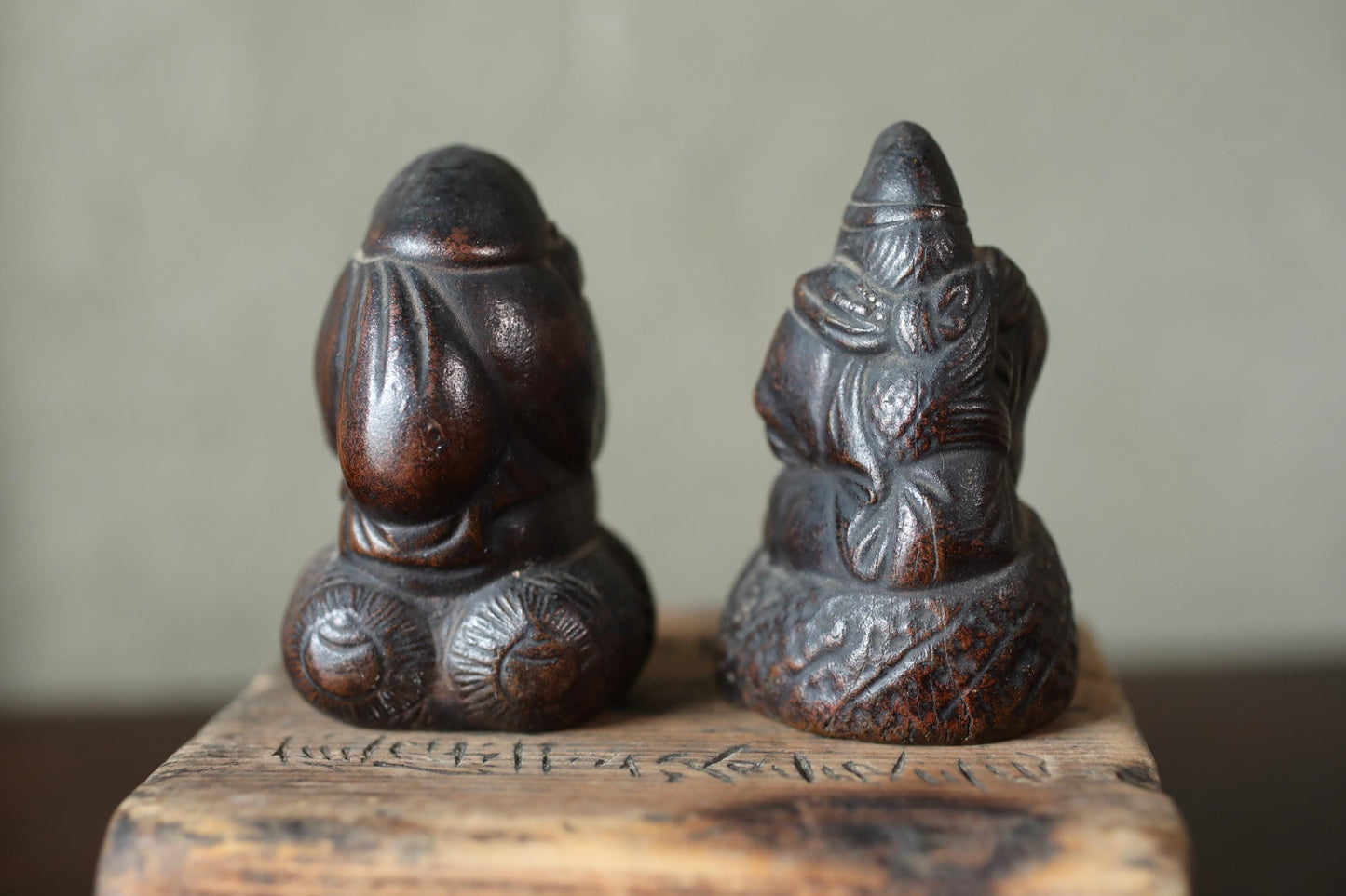 Japanese antique 1910s old BIZEN pottery small dolls pair of gods, Ebisu and Daikoku, good fortune figure, shrine amulet H3in/7.6cm