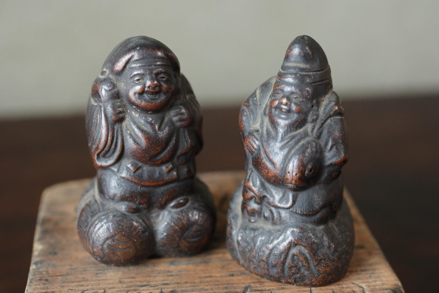 Japanese antique 1910s old BIZEN pottery small dolls pair of gods, Ebisu and Daikoku, good fortune figure, shrine amulet H3in/7.6cm