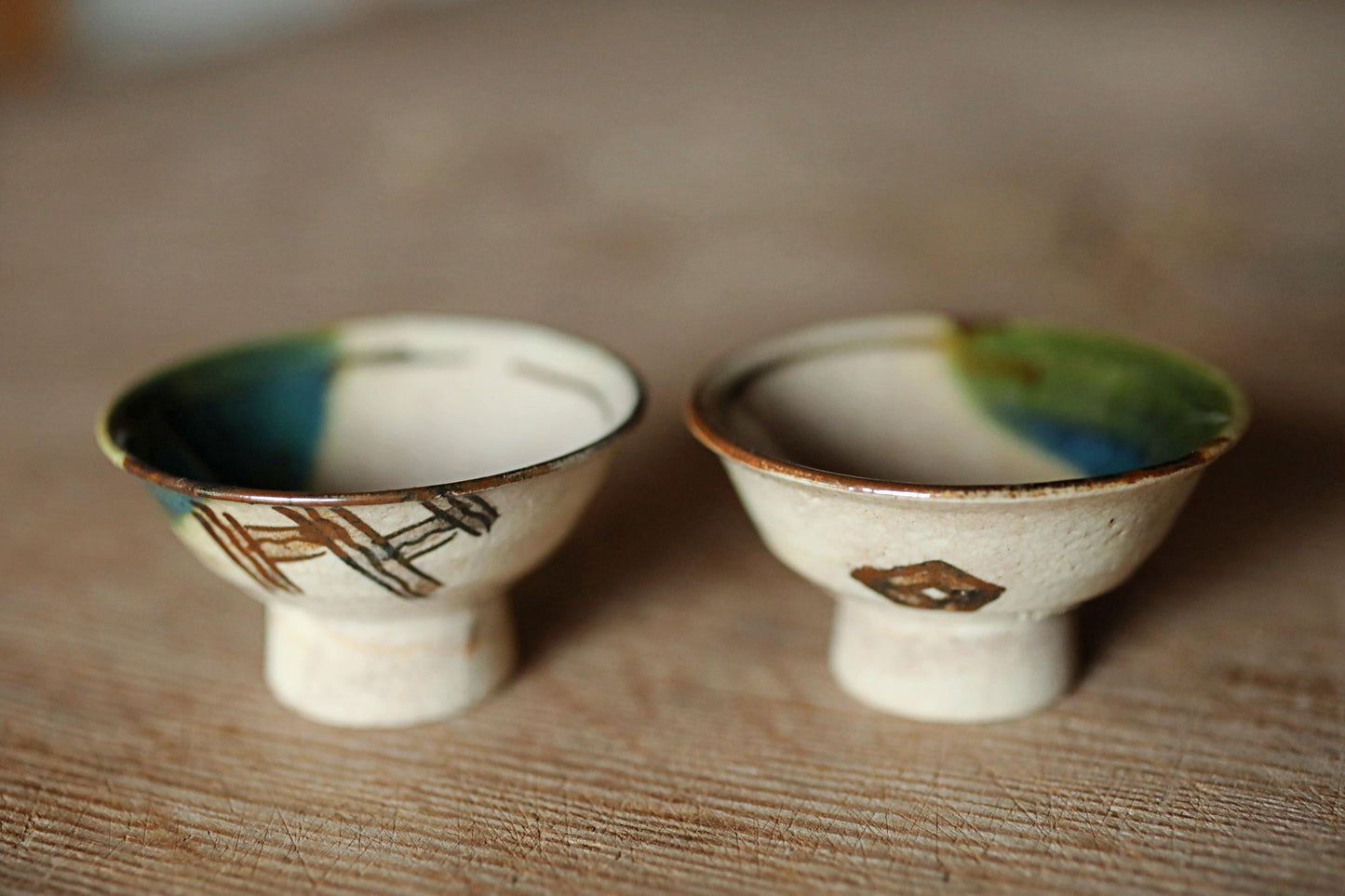 Japanese vintage Oribe ware ceramic sake set with signed, 2 bottle, 5cups Tokkuri Oribe green tableware small sake cup H4.3in/H10.9cm