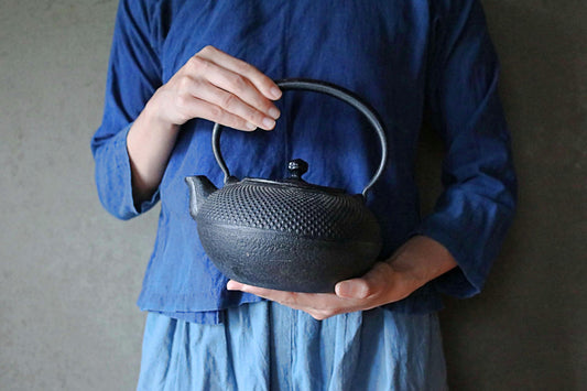 Japanese vintage cast iron kettle with sign Nambu Tetsubin 1980s ARARE design metal craft Tea pot tea ceremony H7.7×7.7in/H19.5×19.5cm