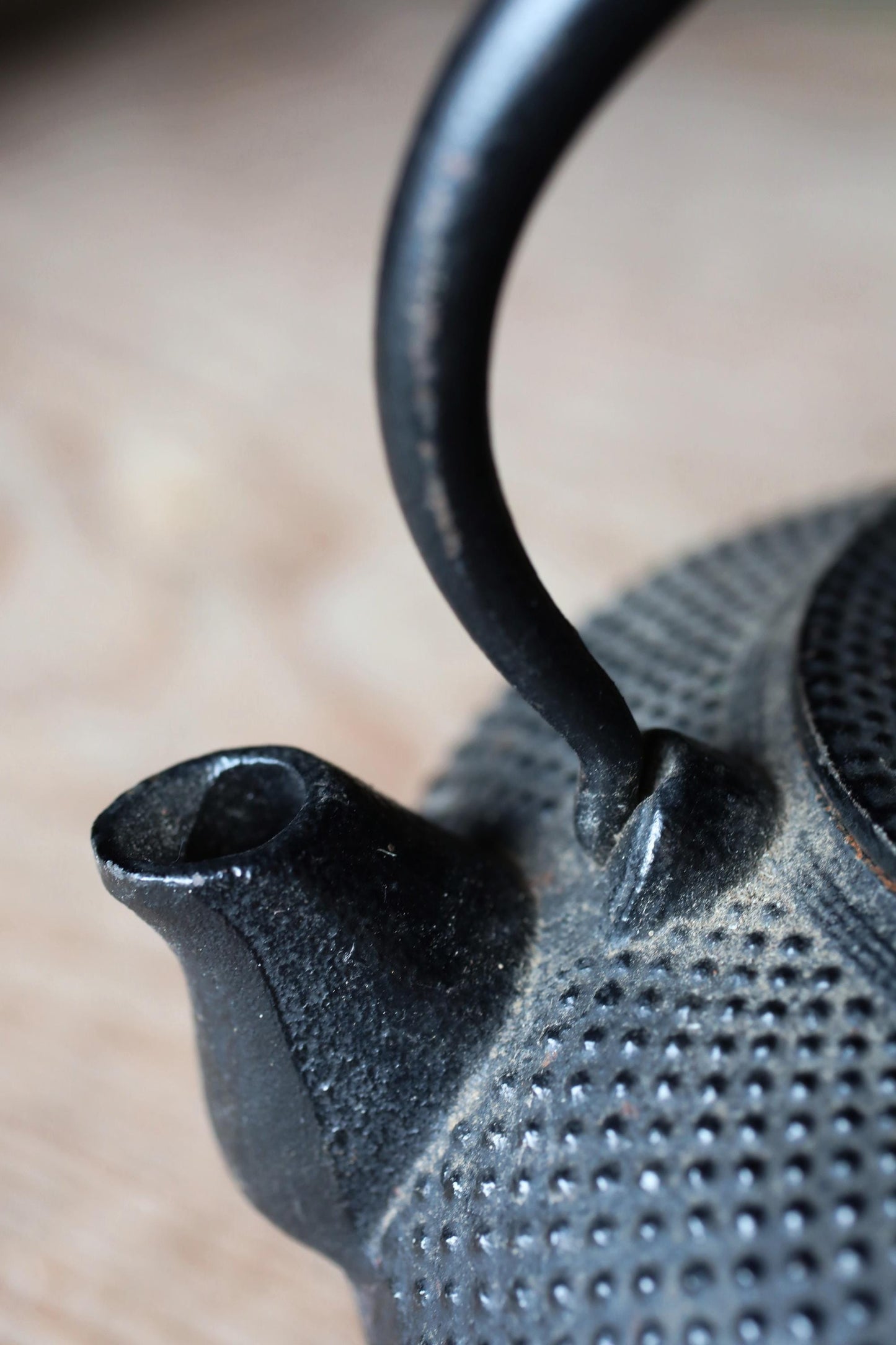 Japanese vintage cast iron kettle with sign Nambu Tetsubin 1980s ARARE design metal craft Tea pot tea ceremony H7.7×7.7in/H19.5×19.5cm
