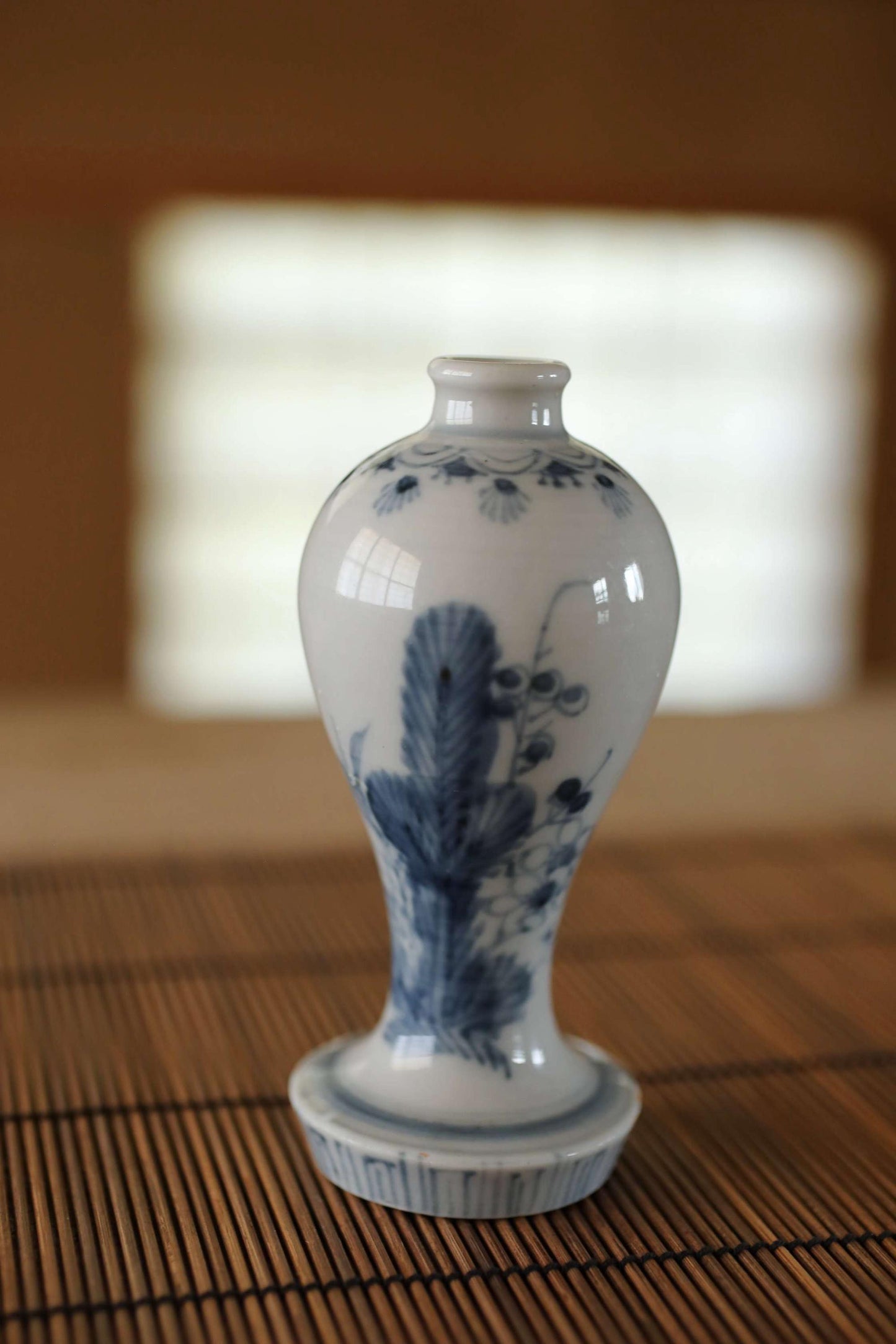 Japanese antique porcelain small vase indigo blue with botanical hand painting beautiful "KOIMARI" Edo craft 1800s H4.9×2.2in/H12.5×5.2cm