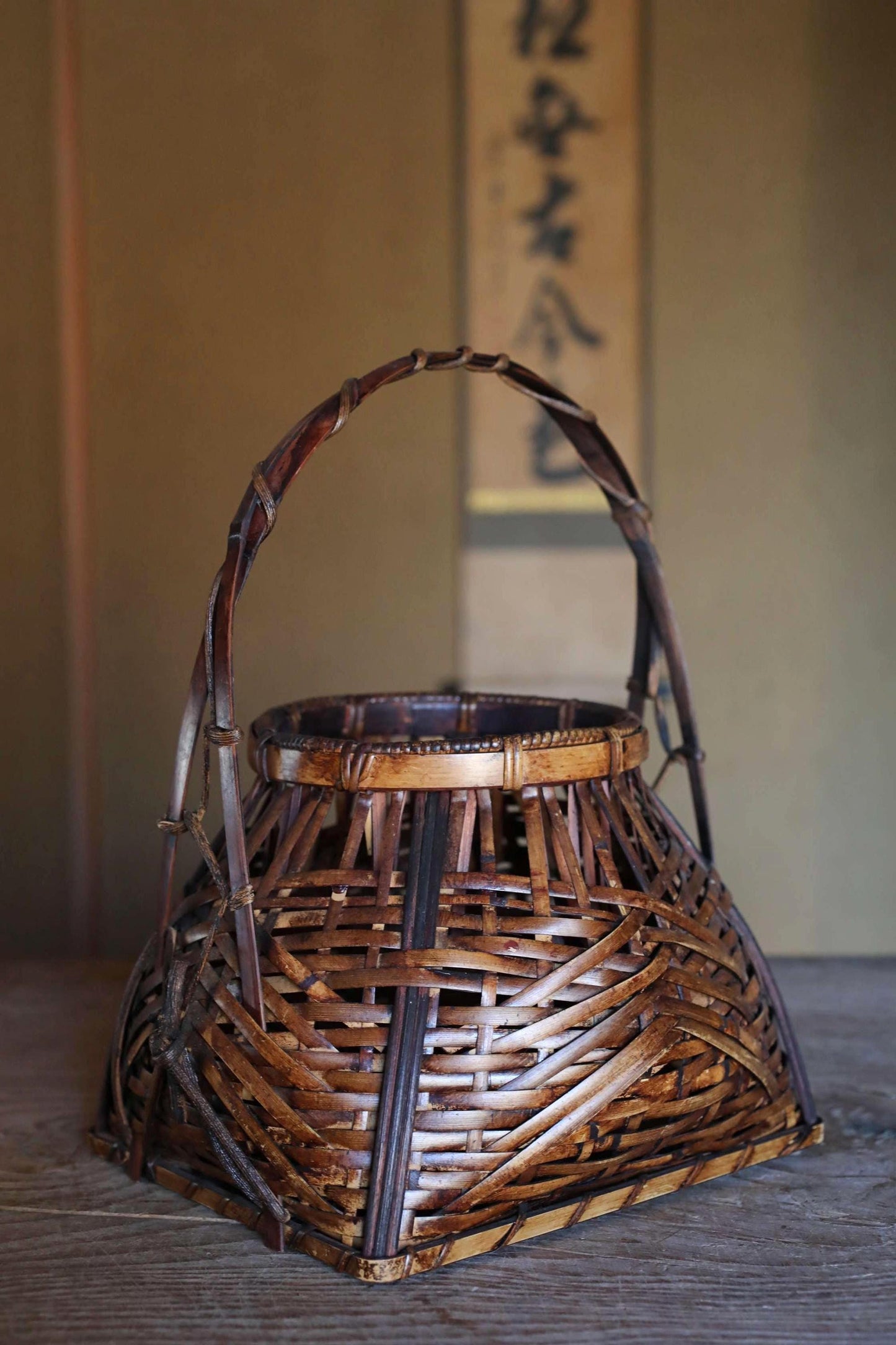 Japanese antique bamboo woven basket with a handle, hand craft For IKEBANA Tea ceremony, Hana-kago 1960s H11.4×9.4in / H29×24cm