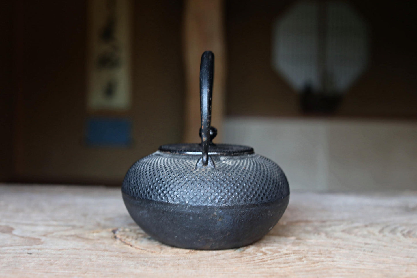 Japanese vintage cast iron kettle with sign Nambu Tetsubin 1980s ARARE design metal craft Tea pot tea ceremony H7.7×7.7in/H19.5×19.5cm