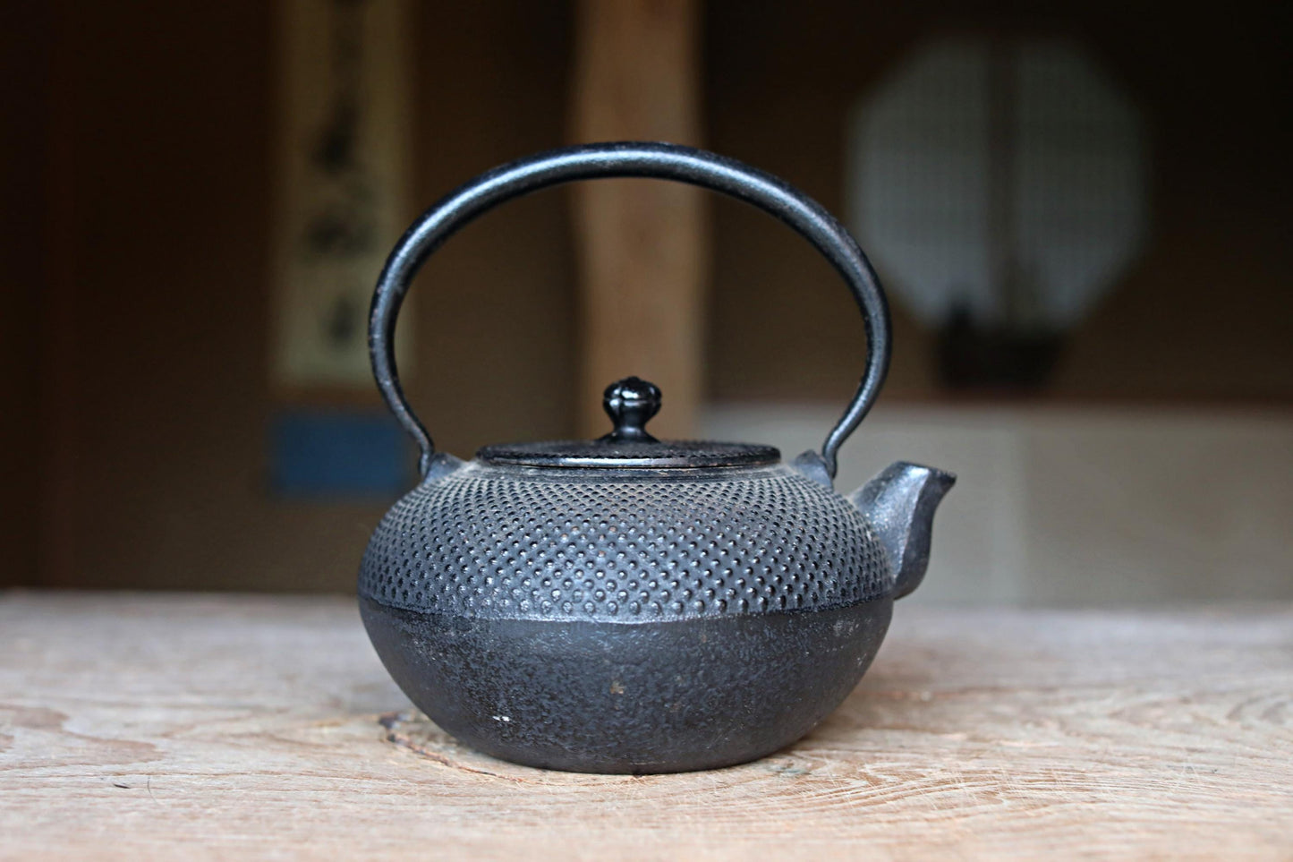 Japanese vintage cast iron kettle with sign Nambu Tetsubin 1980s ARARE design metal craft Tea pot tea ceremony H7.7×7.7in/H19.5×19.5cm