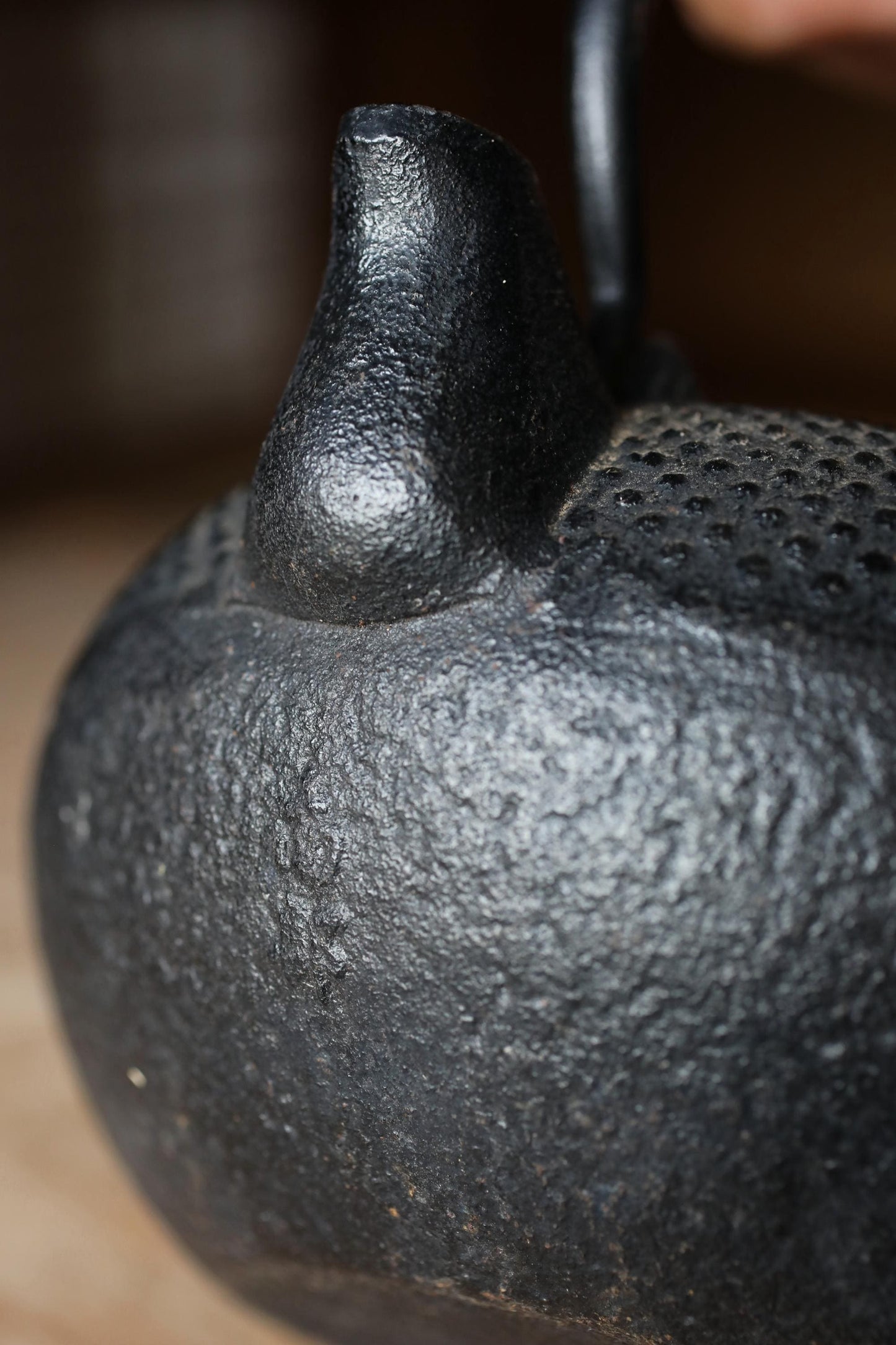 Japanese vintage cast iron kettle with sign Nambu Tetsubin 1980s ARARE design metal craft Tea pot tea ceremony H7.7×7.7in/H19.5×19.5cm