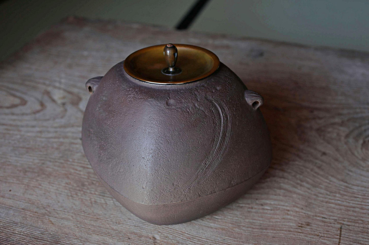 Japanese Cast Iron Kettle – Vintage Tea Ceremony Kettle with Brushstroke Texture & Copper Lid