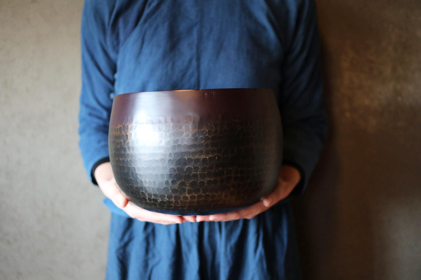 Japanese Buddhist Singing Bowl – Large Hand-Forged Rin Bell with Silk Cushion & Mallet