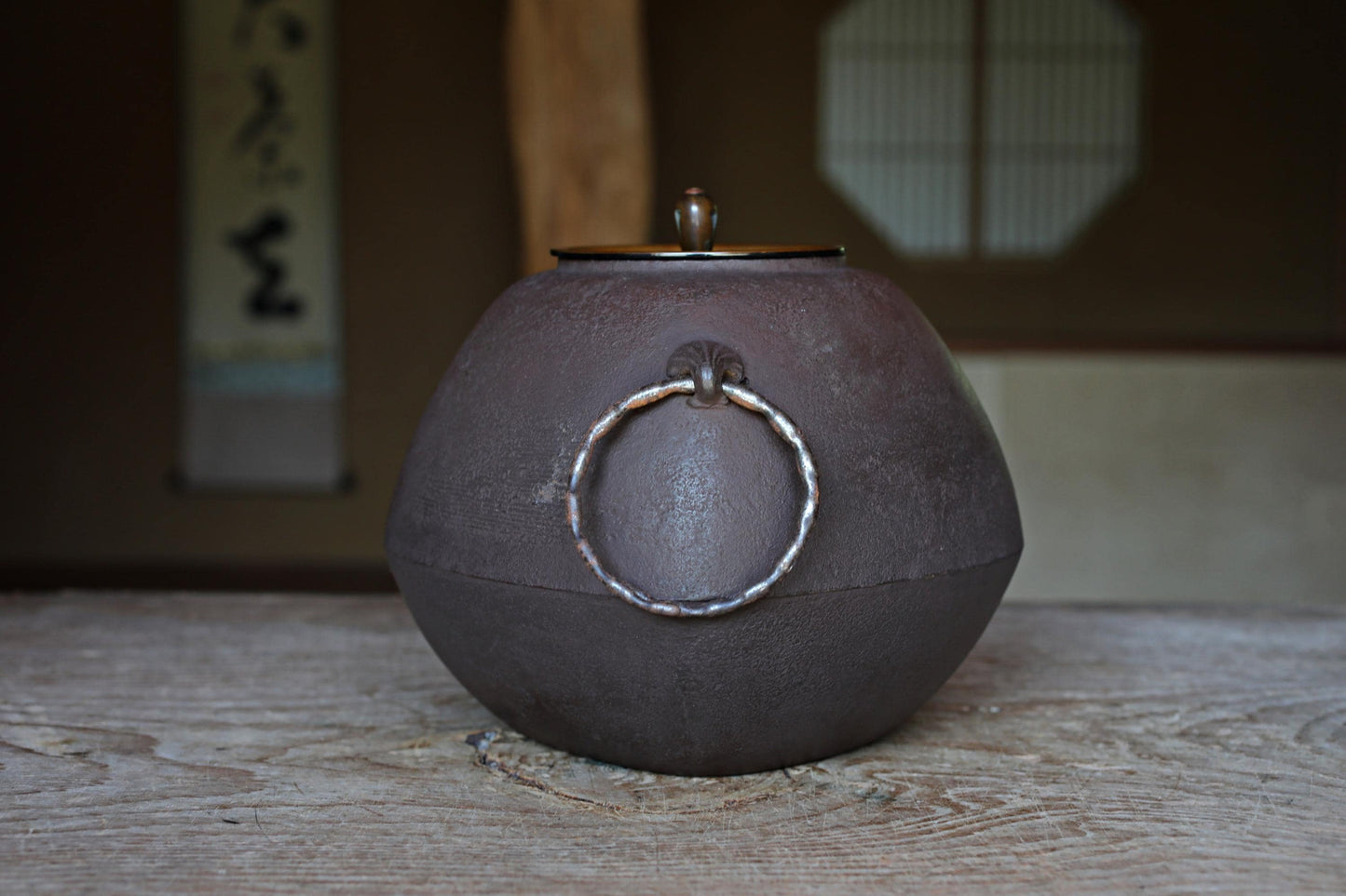 Japanese Cast Iron Kettle – Vintage Tea Ceremony Kettle with Brushstroke Texture & Copper Lid