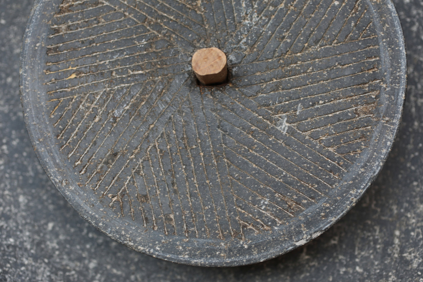 Japanese old stone mill for green tea powder, basalt quern-stones with wood handle, Matcha tea ceremony, (H7.7×W12.8in/19.5×32.5cm)