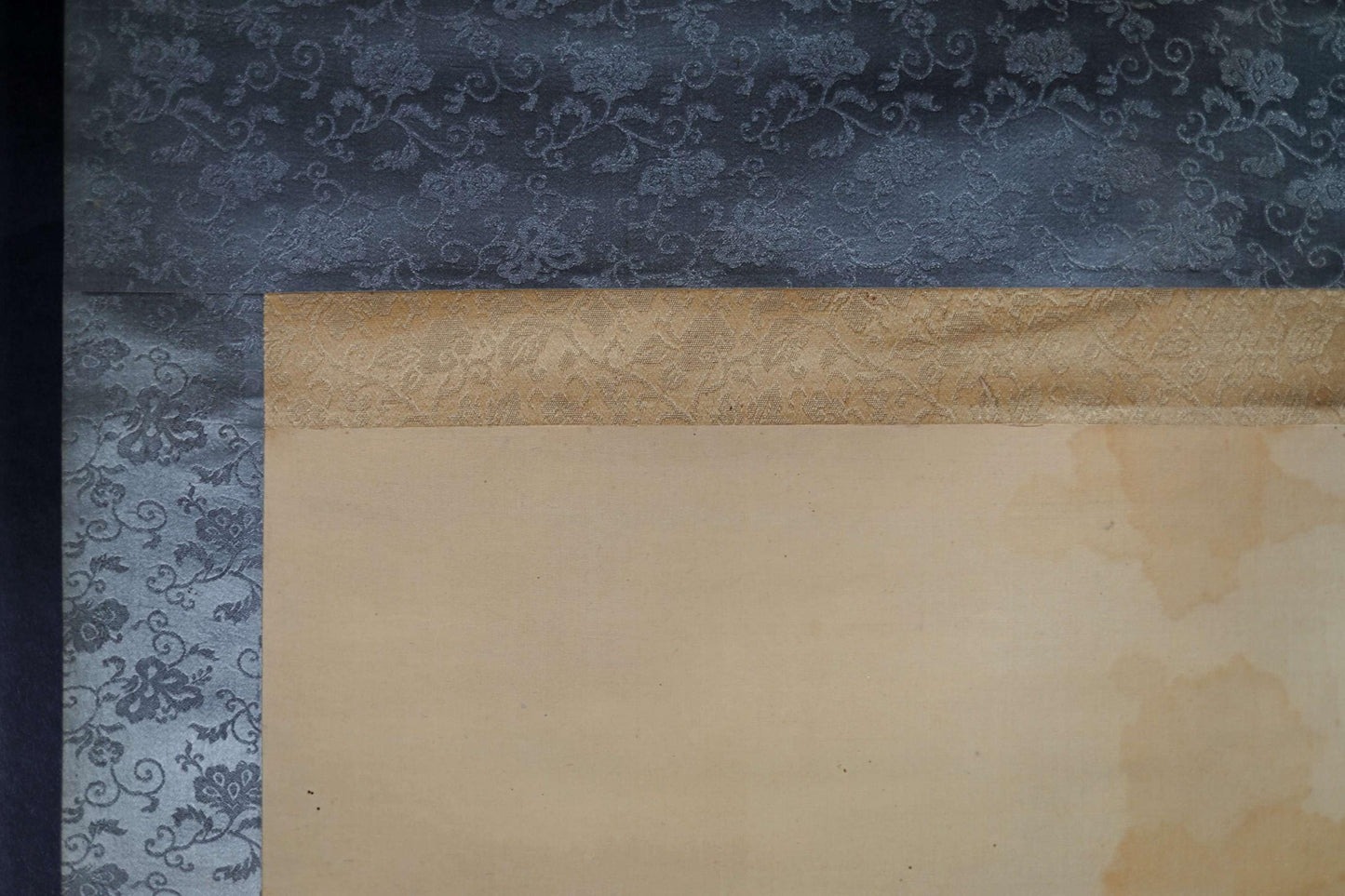 Japanese Antique Scroll - Elegant Silk Kakejiku Wall Decor Featuring Swimming Carp Artwork