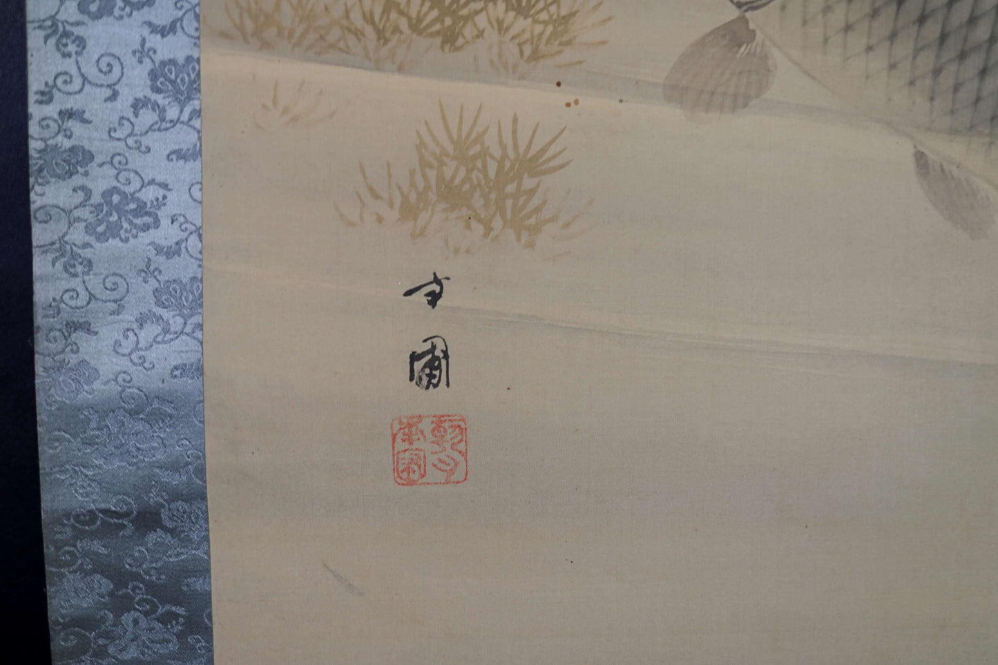 Japanese Antique Scroll - Elegant Silk Kakejiku Wall Decor Featuring Swimming Carp Artwork