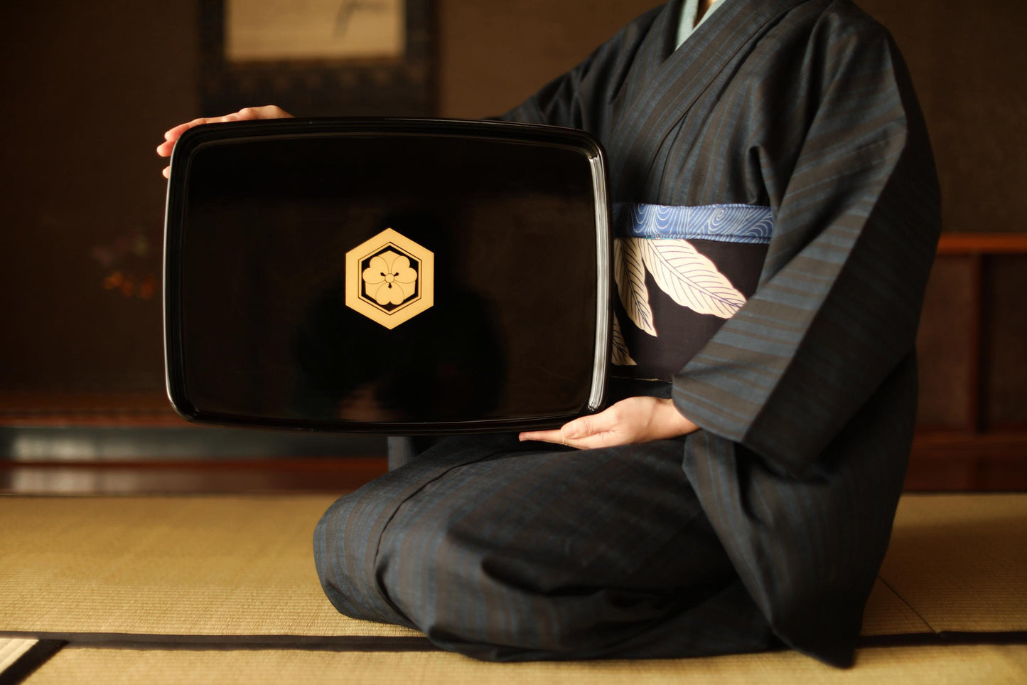 Japanese Lacquer Tray – Echizen Black Gold Family Crest Obon 18in Serving Platter