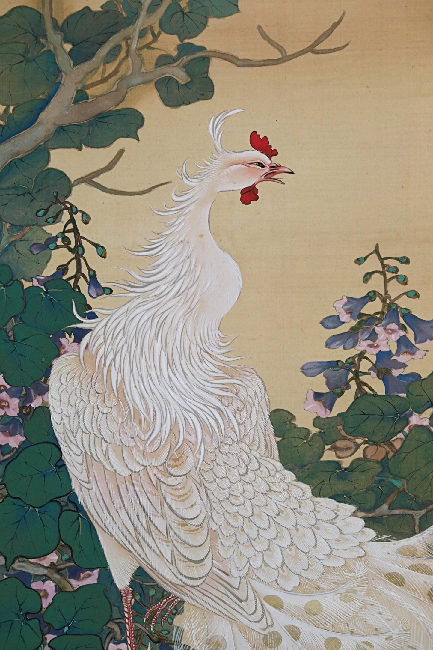 以下が含まれることがあります： 赤い鶏冠と肉垂を持つ白い鳥の詳細な絵画。鳥は緑の葉と紫とピンクの花に囲まれ、薄い黄色の背景に描かれています。