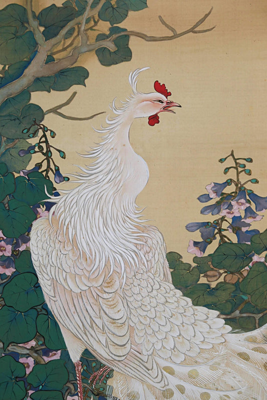 以下が含まれることがあります： 赤い鶏冠と肉垂を持つ白い鳥の詳細な絵画。鳥は緑の葉と紫とピンクの花に囲まれ、薄い黄色の背景に描かれています。