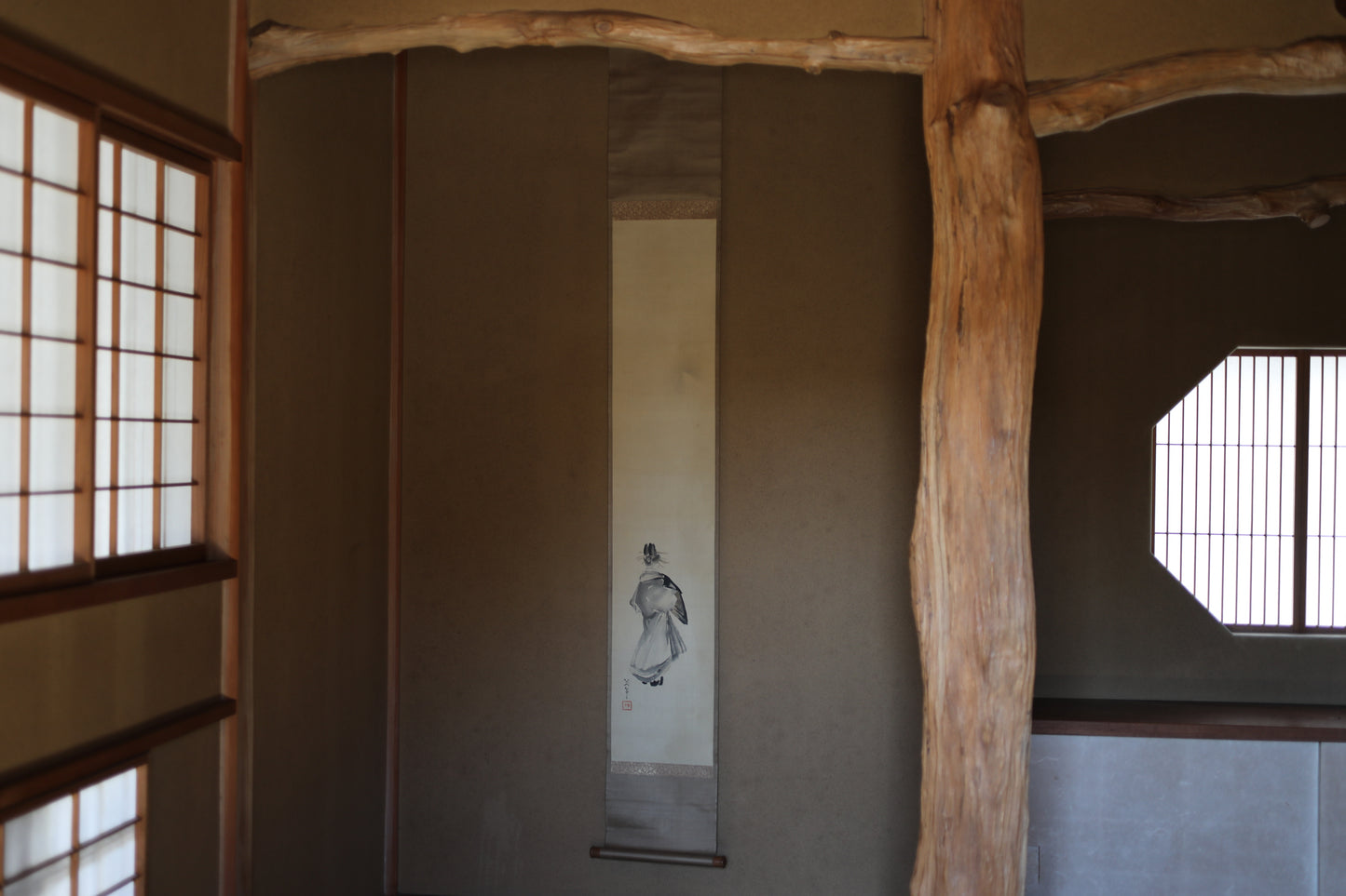 Japanese antique art hanging scroll paint, MAIKO kimono woman retreating figure with sign, Kakejiku with BOX 1950s H73.6×10.2in/H187×26cm