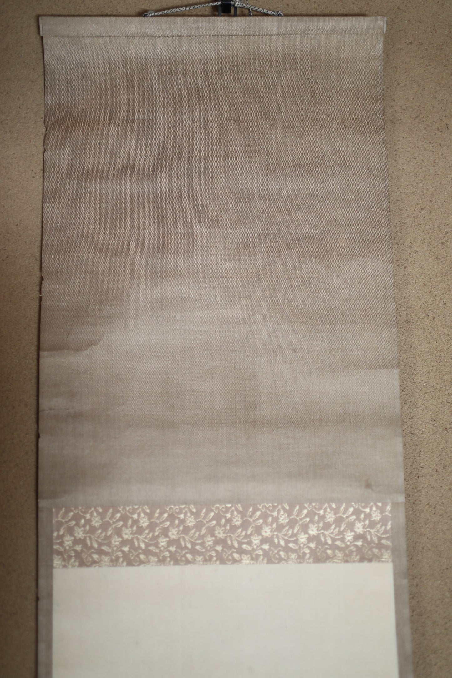 Japanese antique art hanging scroll paint, MAIKO kimono woman retreating figure with sign, Kakejiku with BOX 1950s H73.6×10.2in/H187×26cm