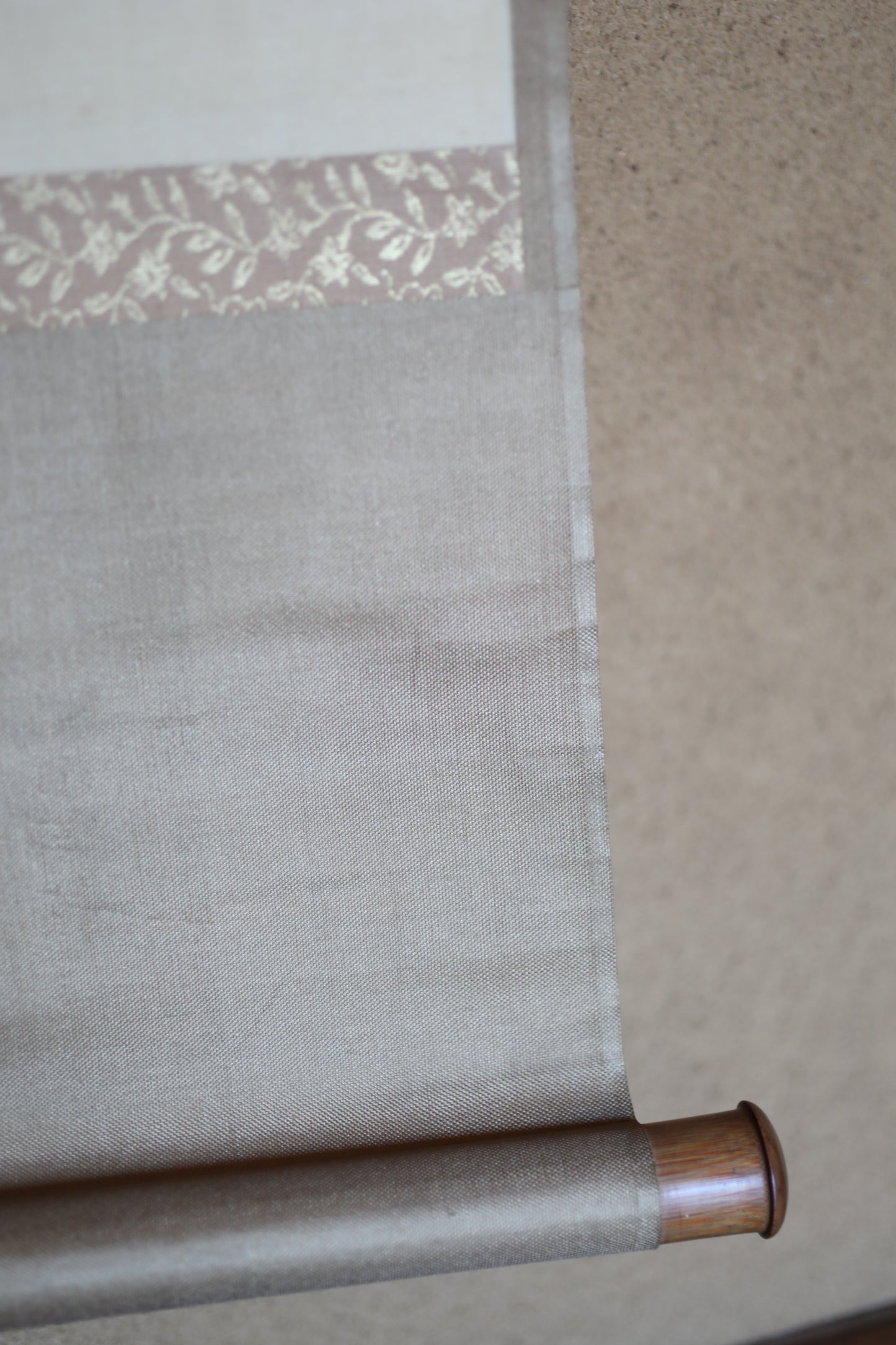 Japanese antique art hanging scroll paint, MAIKO kimono woman retreating figure with sign, Kakejiku with BOX 1950s H73.6×10.2in/H187×26cm