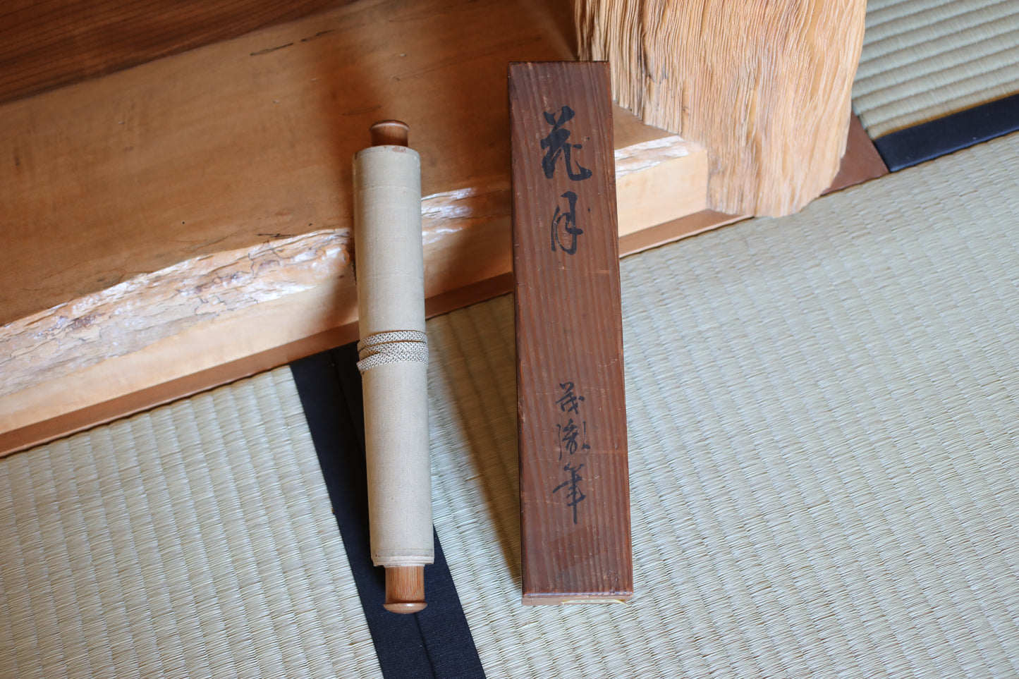 Japanese antique art hanging scroll paint, MAIKO kimono woman retreating figure with sign, Kakejiku with BOX 1950s H73.6×10.2in/H187×26cm