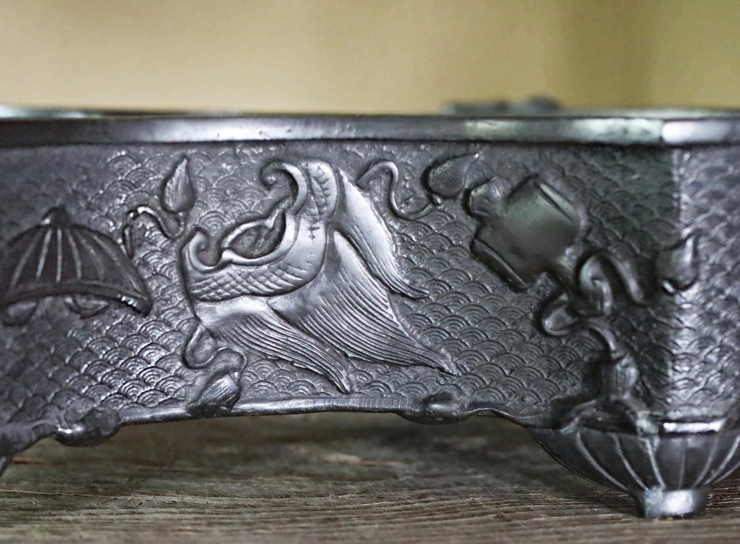 FINE! Japanese Antiques Lost Wax Bronze Basin 1890s weight shaped with dragon relief, SUIBAN, metal craft For IKEBANA W15×D10.6in/W38×D27cm