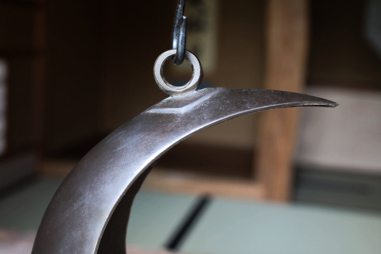 FINE! Japanese vintage Bronze hanging vase, crescent moon shaped with chain in 1970s, for IKEBANA Tea ceremony H13xW11.8in/H33×30cm