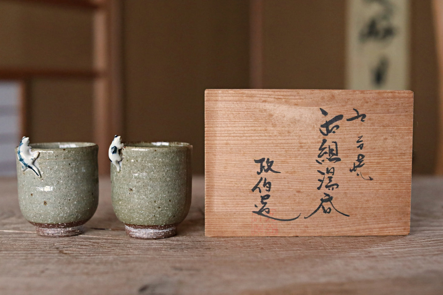 Pair of Japanese ceramic tea cups set Cats scramble up the edge SENCHA with wooden box tableware Tea ceremony For GIFT