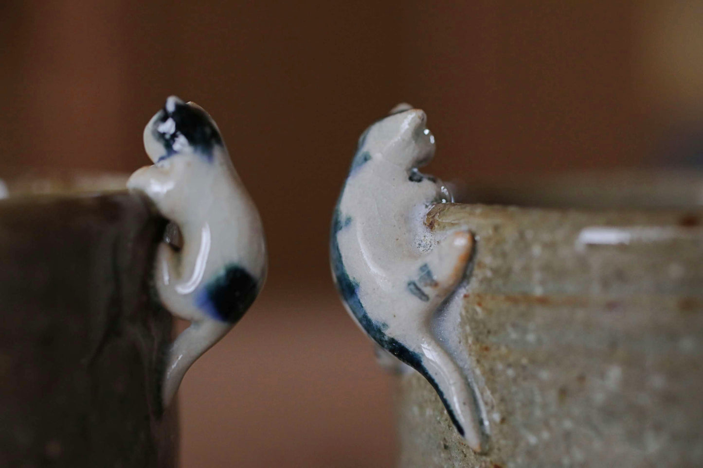 Pair of Japanese ceramic tea cups set Cats scramble up the edge SENCHA with wooden box tableware Tea ceremony For GIFT