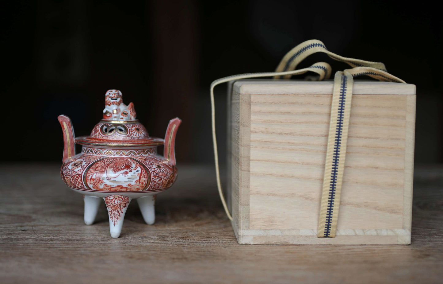 Japanese beautiful vintage KUTANI ceramic censer incense burner with lion, phoenix flower, gold and red, For GIFT W4.7in/W12cm