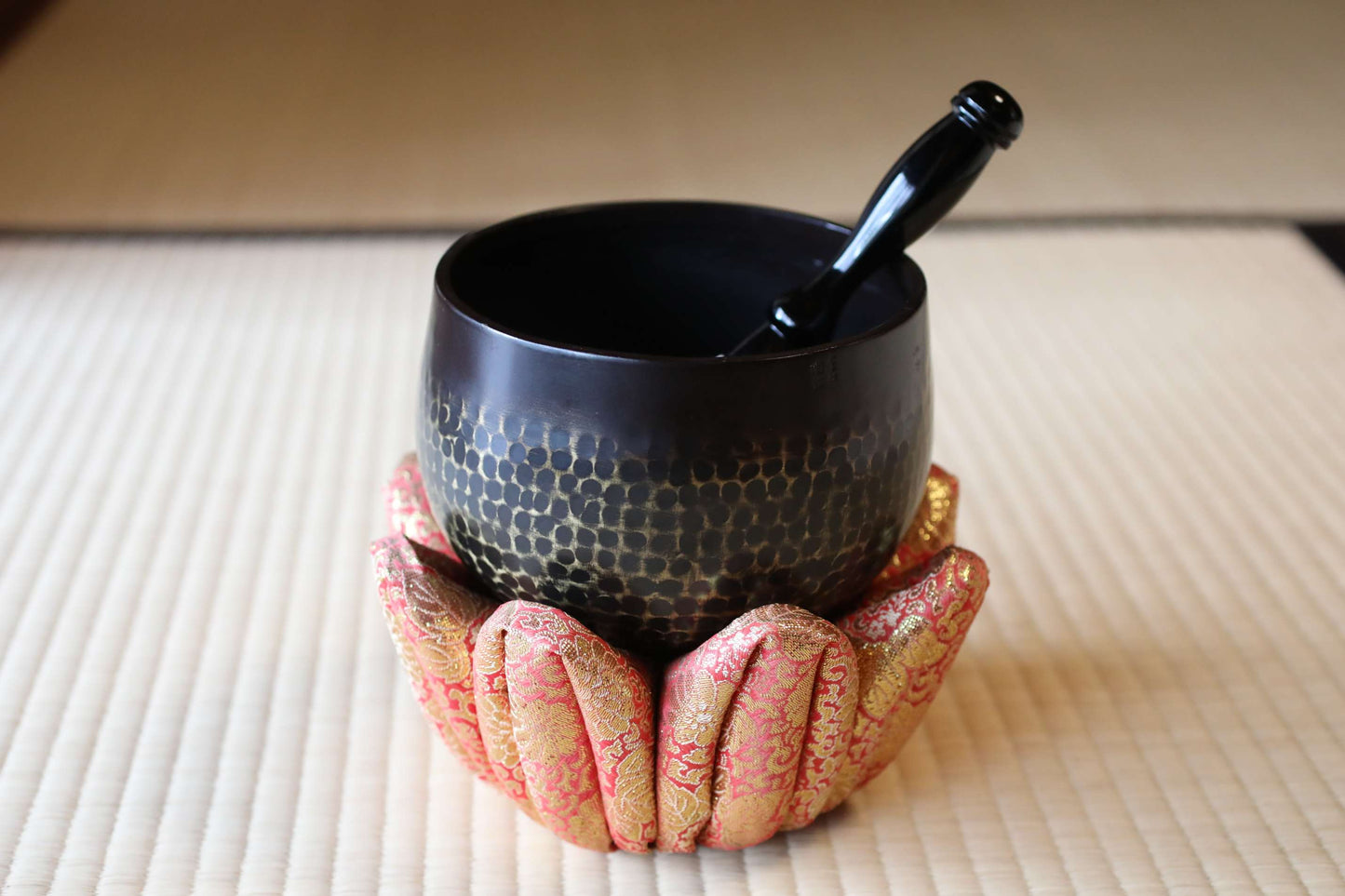 FINE! Japanese vintage Bronze buddhist chanting bell with sign 唱錀 , Singing Bowl, ORIN Buddhist temple with silk cushion stick 6.3in/16cm