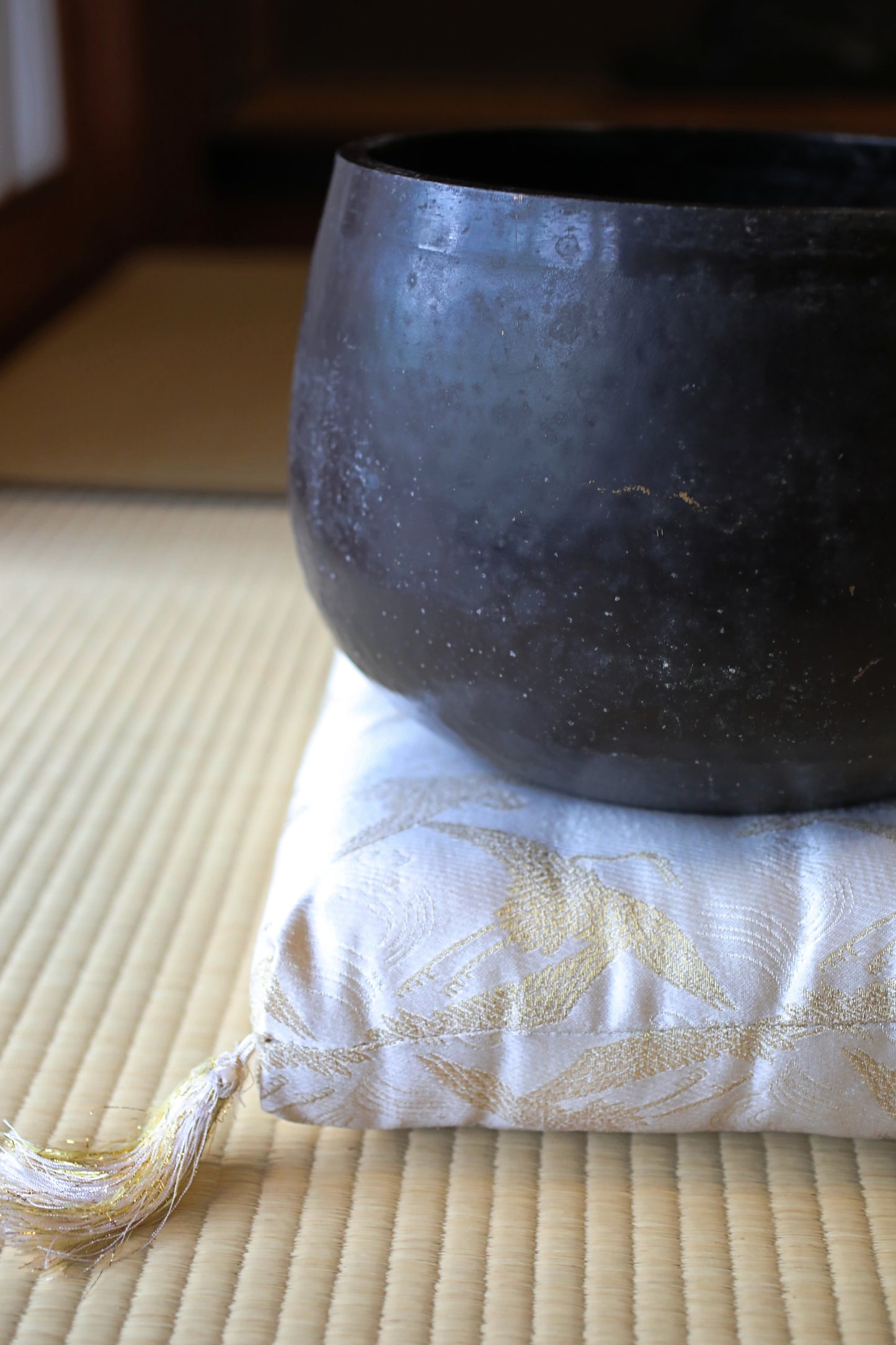 LARGE! FINE! Japanese vintage Bronze buddhist chanting bell, Singing Bowl, ORIN Buddhist temple with cushions Crane stick W11.8in/W30cm