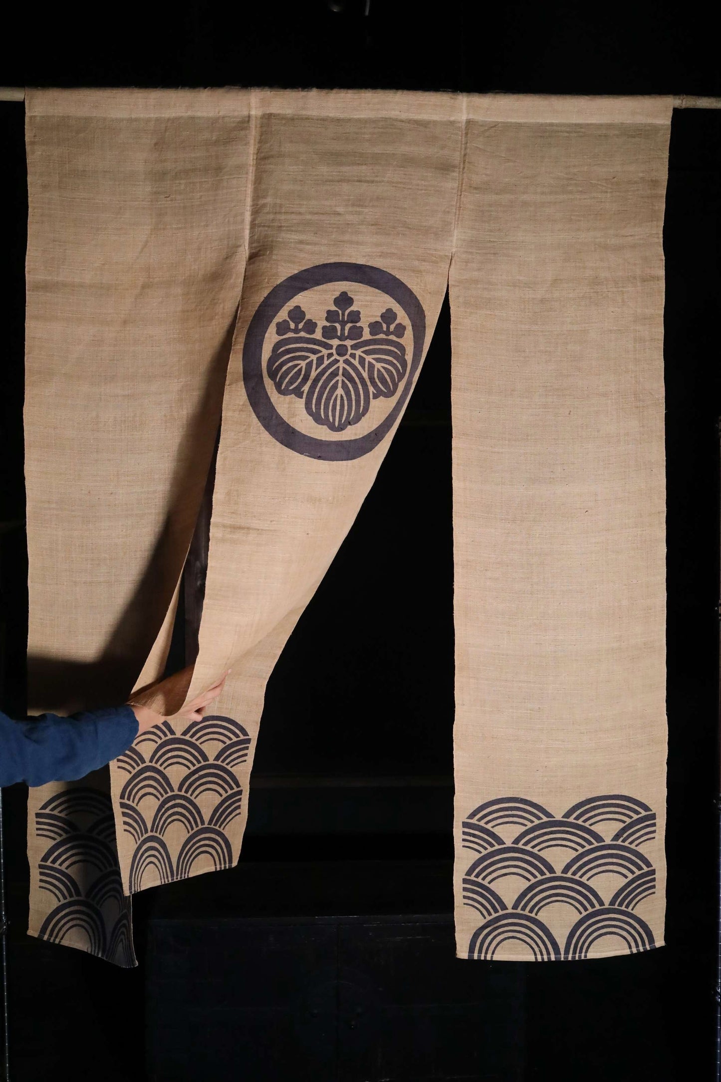 Japanese Noren curtain with a family crest and waves, 100% linen, interior, wall hanging H57.5×42.1in/H146×107cm