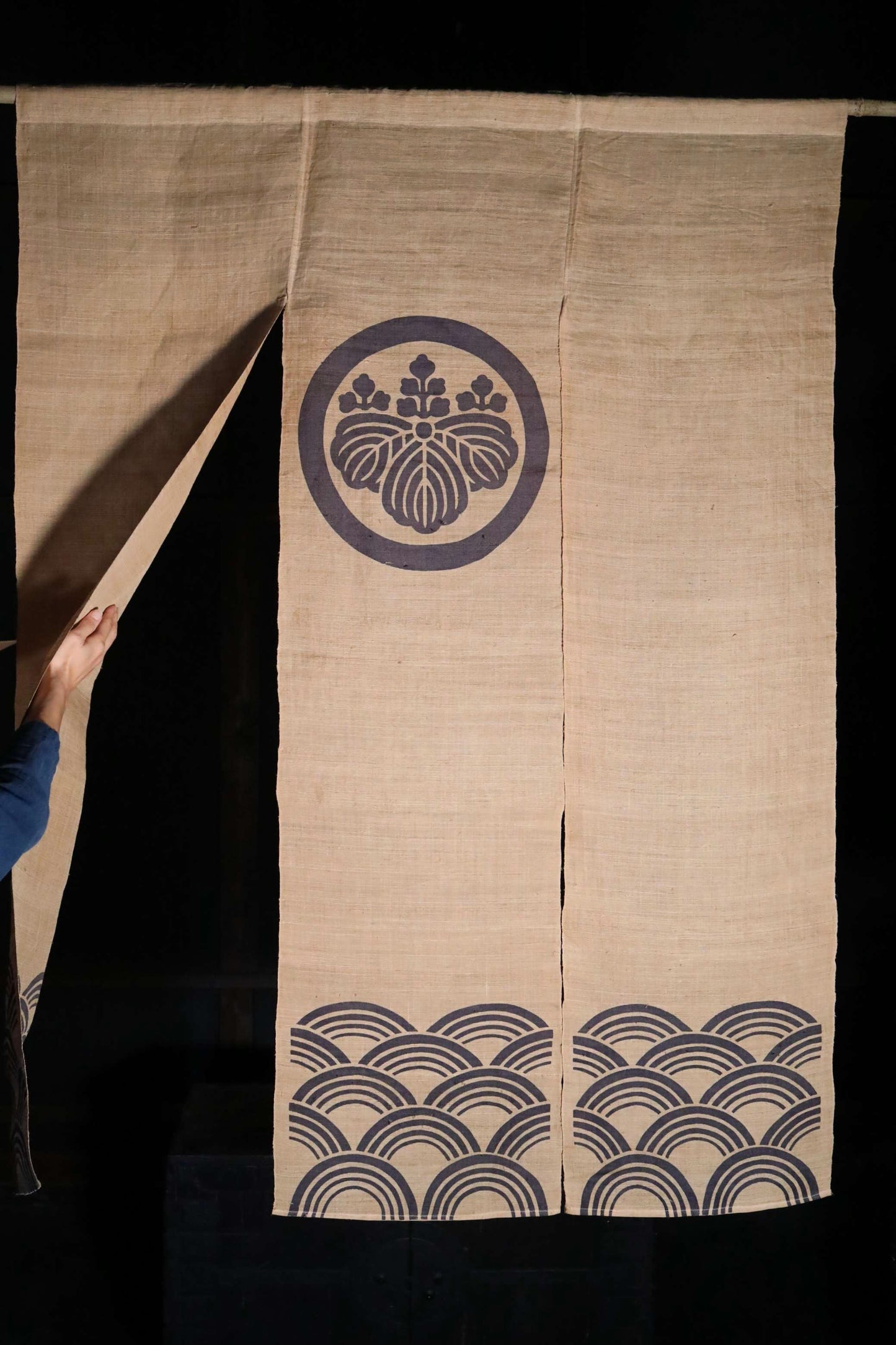 Japanese Noren curtain with a family crest and waves, 100% linen, interior, wall hanging H57.5×42.1in/H146×107cm
