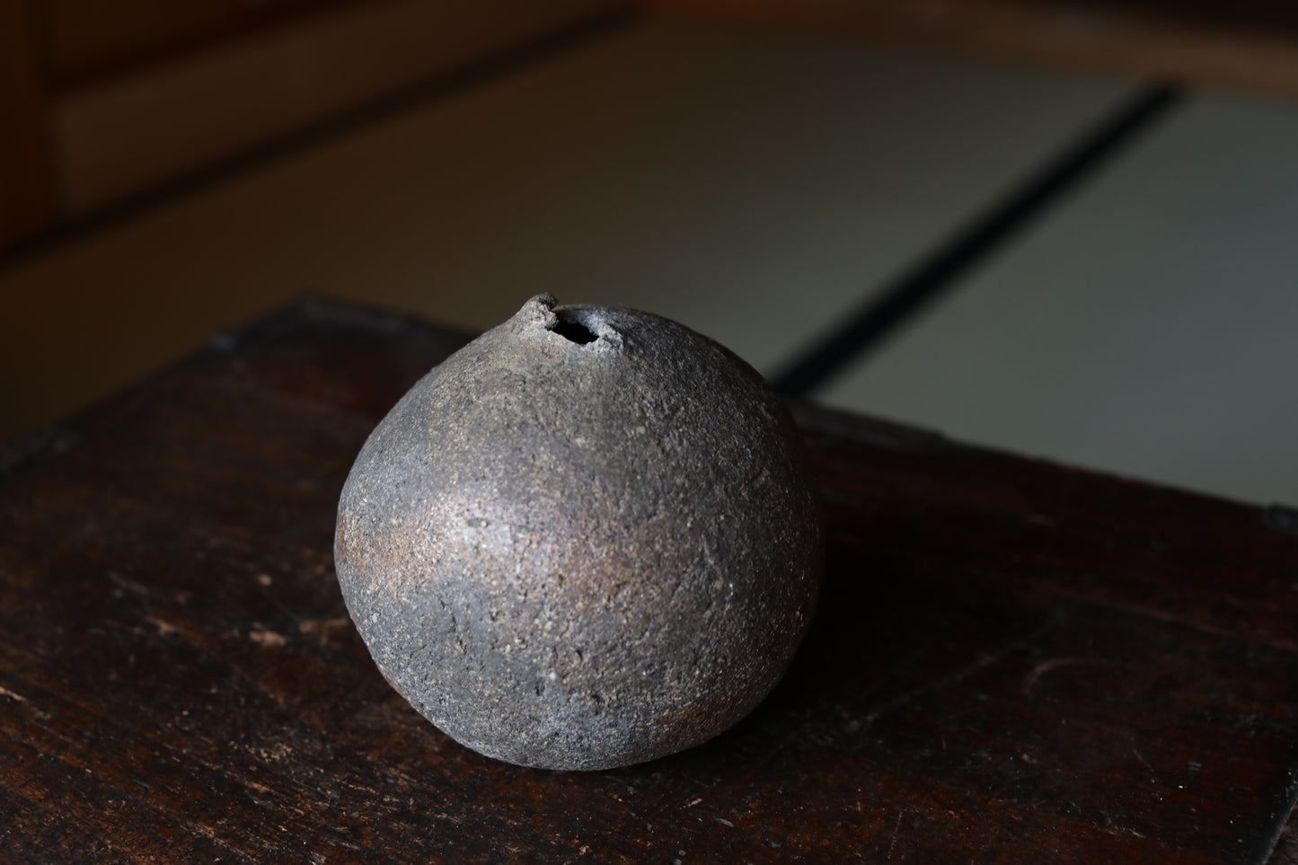 Bizen ware- Japanese Vase: Wabi Sabi Hunched Shape Pottery H4.7in/H12cm