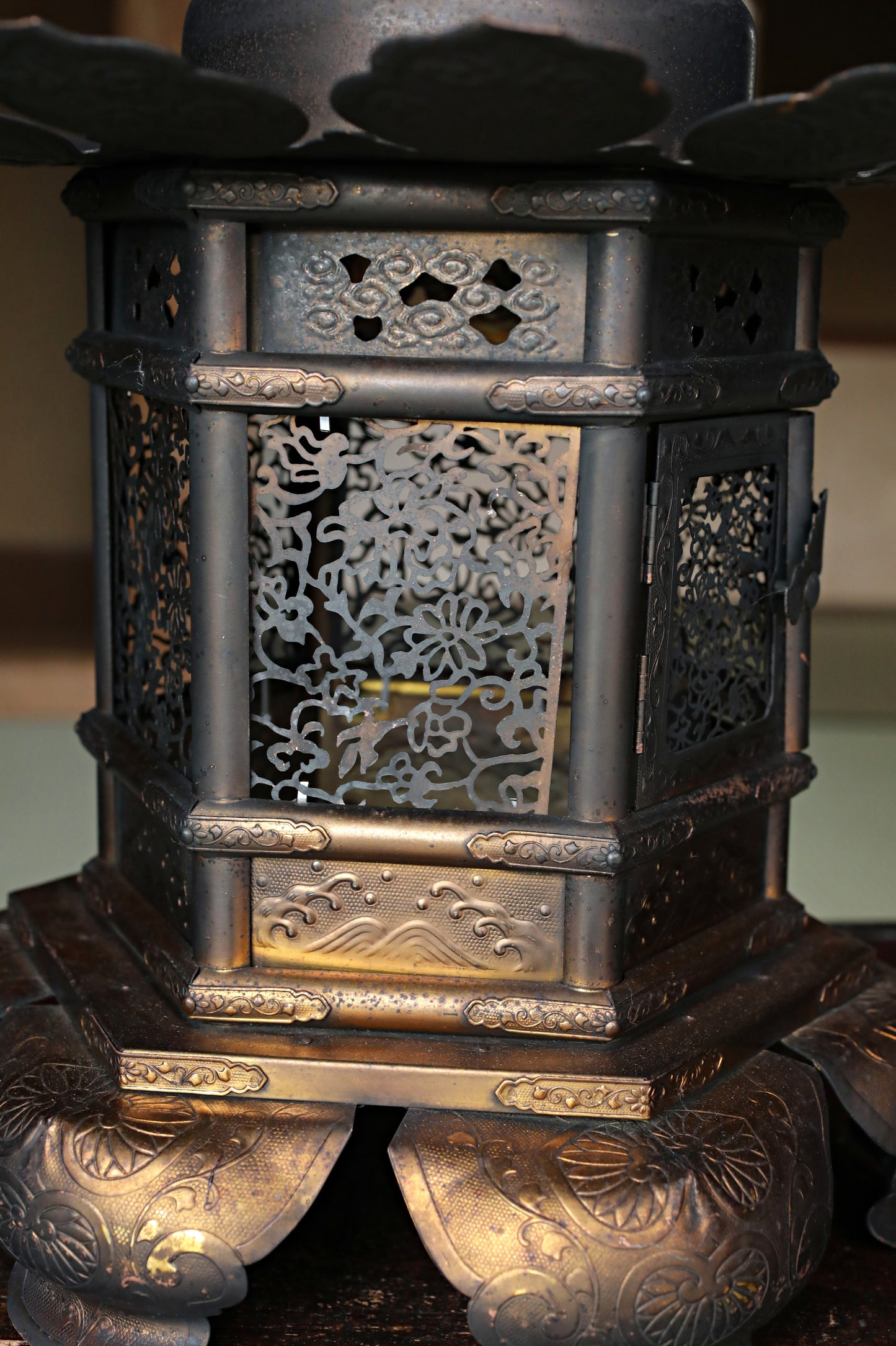 Japanese Antique 1920s buddhist altar, bronze metal hexagonal hanging lantern, lotus fretwork design, furniture H16.7in/H42.5cm