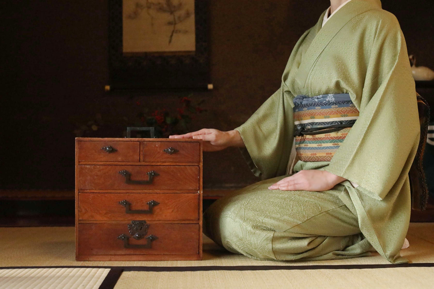 Antique Japanese Tansu Chest: Lacquered Zelkova Wood, Metal Fittings 5 drawers W12.6in/32cm