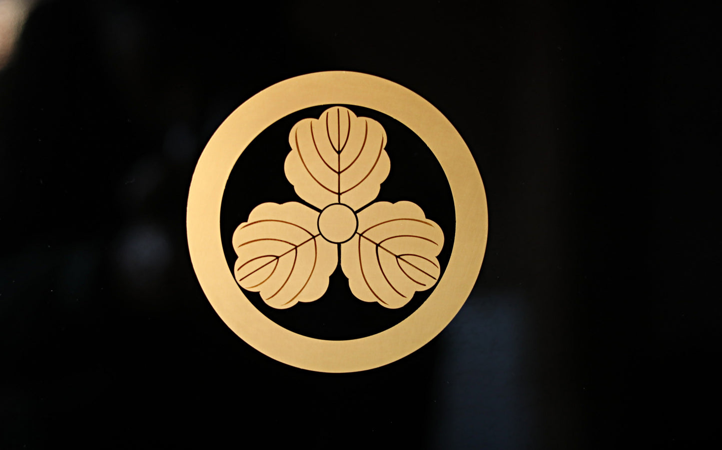 Japanese Lacquer Tray, Obon Black & Gold Family Crest with wooden box (17.9x12.6in/45.5×32cm)