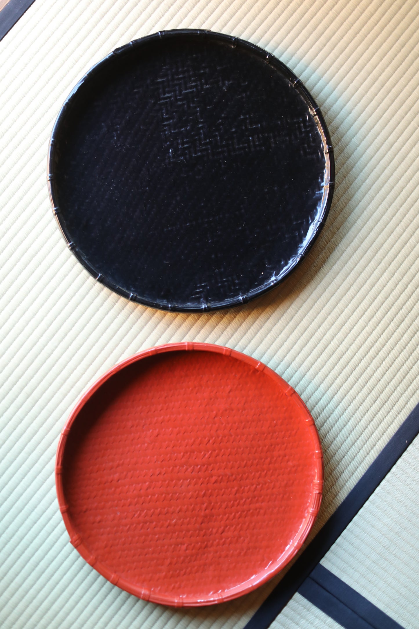 Pair of Japanese vintage Hand Woven Bamboo Shallow basket Red Black, KAGO, ZARU, 17.6in/44.7cm 16.1in/41cm, MINGEI furniture