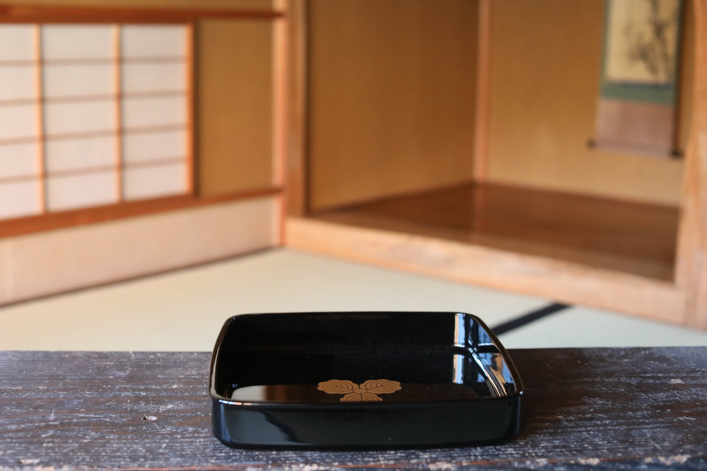 Japanese Urushi Lacquer Tray – Black Gold Family Crest Obon (12in)