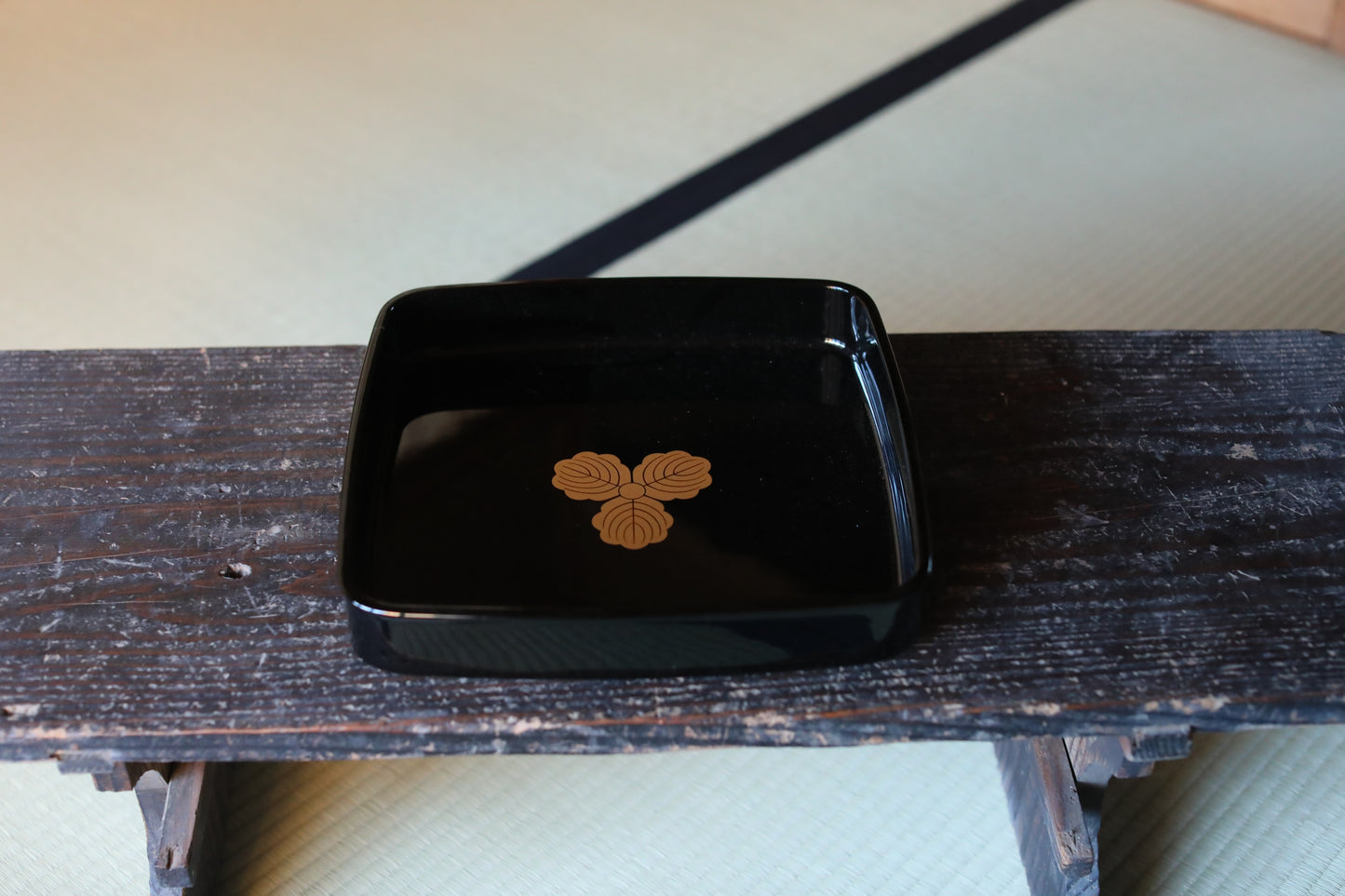 Japanese Urushi Lacquer Tray – Black Gold Family Crest Obon (12in)