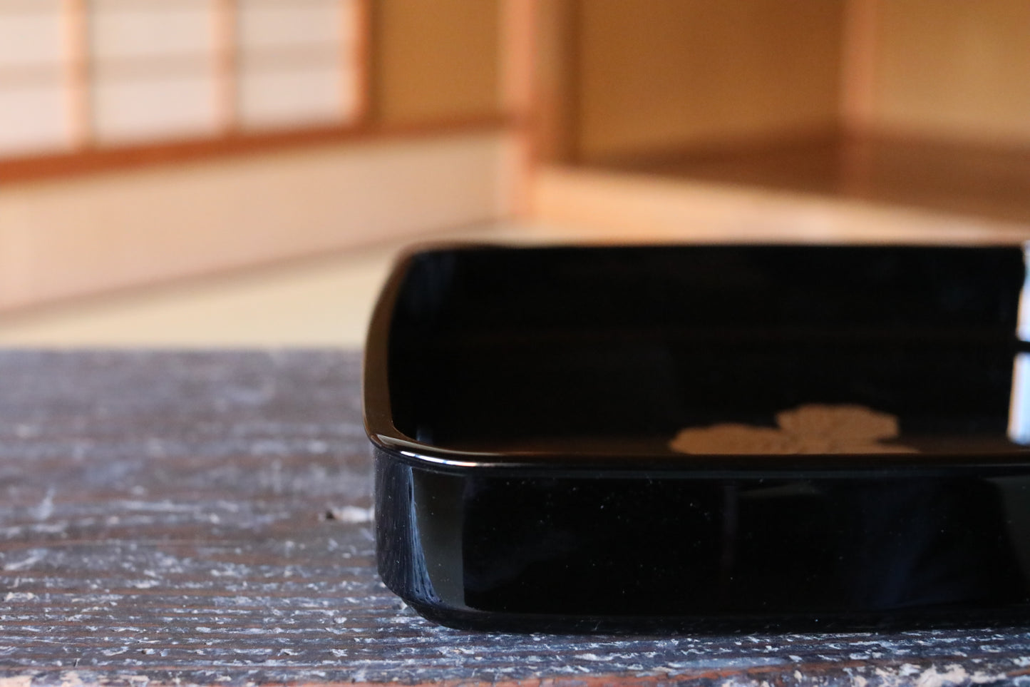 Japanese Urushi Lacquer Tray – Black Gold Family Crest Obon (12in)