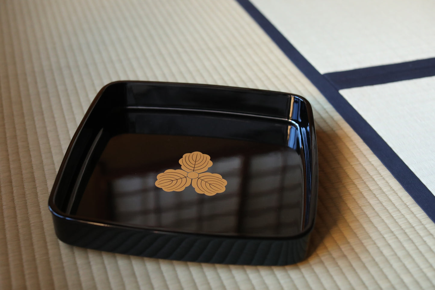 Japanese Urushi Lacquer Tray – Black Gold Family Crest Obon (12in)