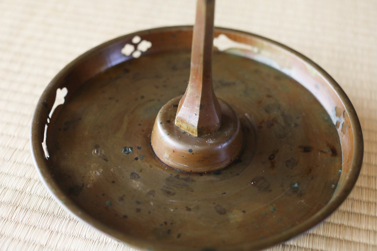 Japanese Vintage Bronze Candle Stand, Samurai Temple Lantern 1900s (H27.6 in/70cm)