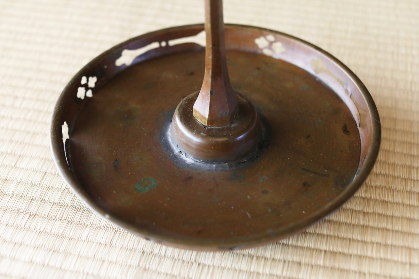 Japanese Vintage Bronze Candle Stand, Samurai Temple Lantern 1900s (H27.6 in/70cm)