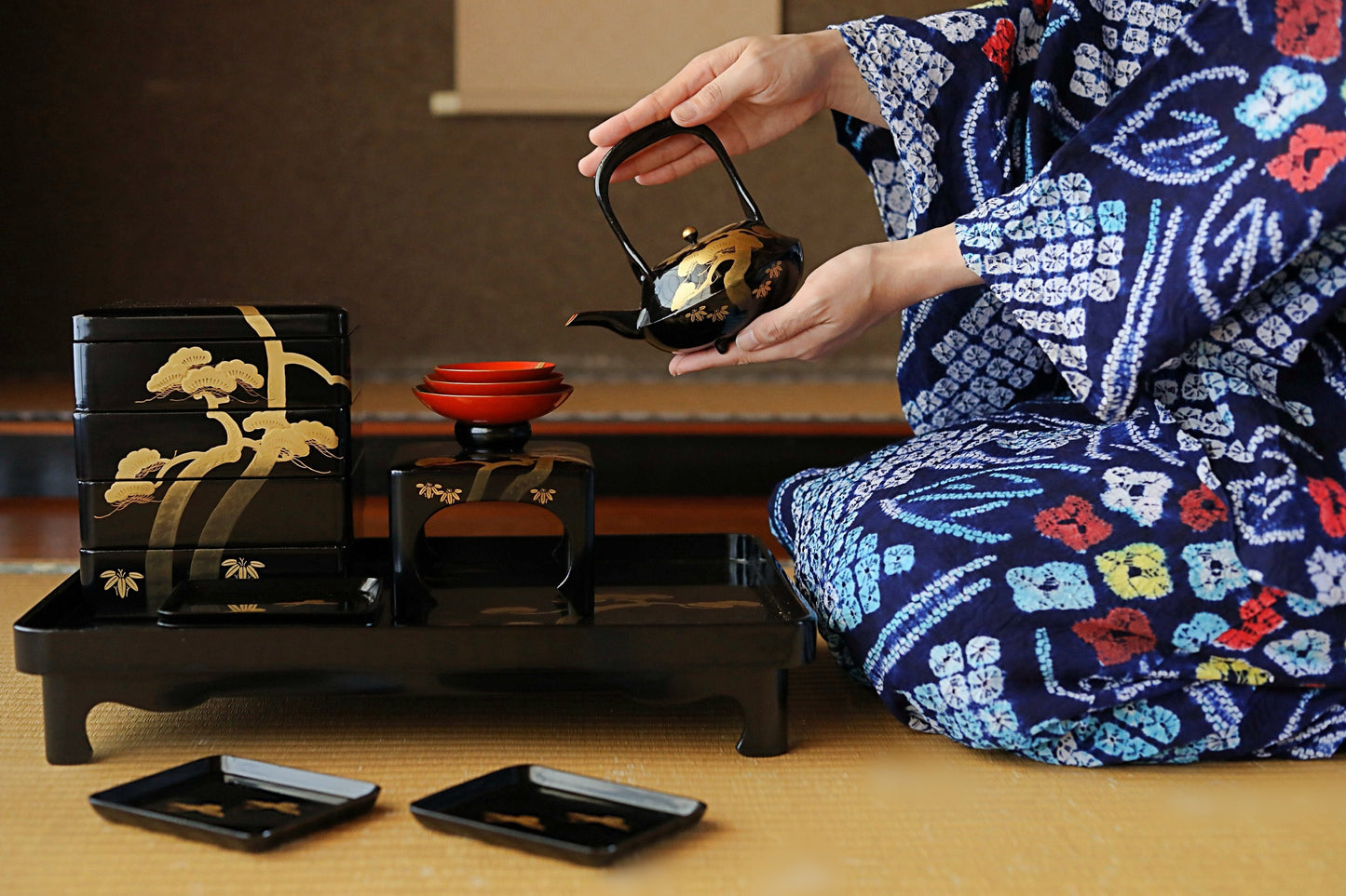 Japanese Antique Sake Set – Pine Crane Design | Gold Maki-e Lacquerware Tableware